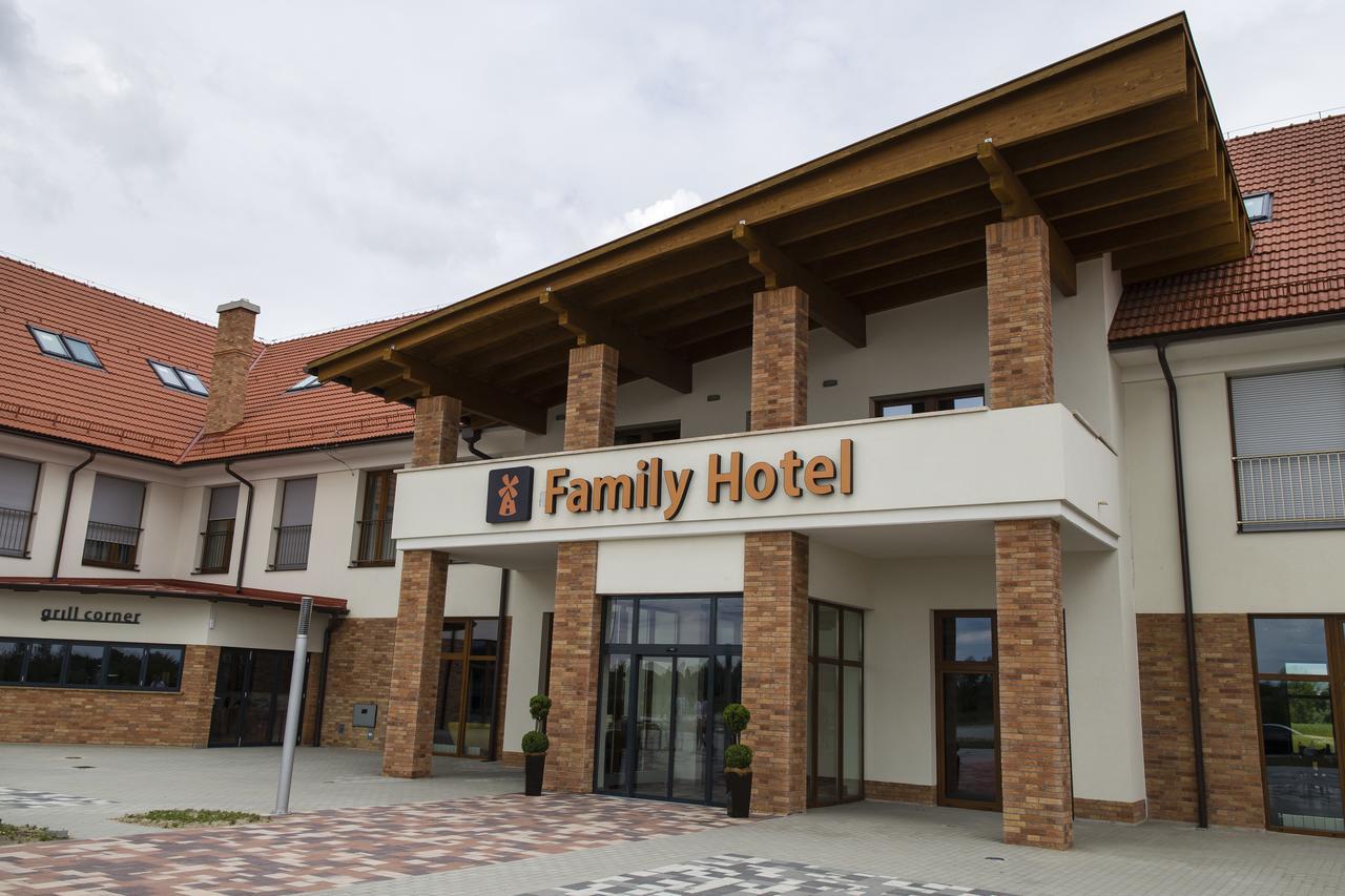 Family-Hotel Balástya Εξωτερικό φωτογραφία